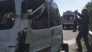 Lastiği patladı, önce tıra sonra bariyere çarptı!