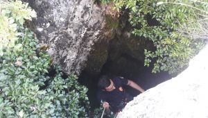 Mağaraya düşen keçi için zorlu kurtarma operasyonu