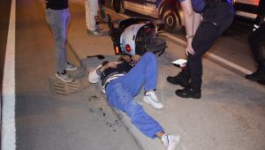 Motosiklet savruldu, sürücü ve arkadaşı yaralandı