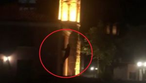 Örümcek adam gibi tırmandığı pencereden camiye böyle girdi
