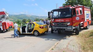 Otomobille çarpışan taksideki yaralıyı itfaiye ekipleri kurtardı