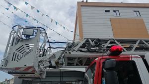 Paralarını alamayan inşaat işçileri çatıda intihara kalkıştı