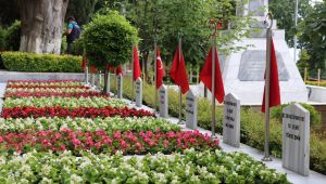 Şehitlikler çiçek açtı