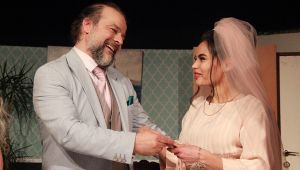 Tiyatro salonunda oyuncudan sürpriz evlilik teklifi