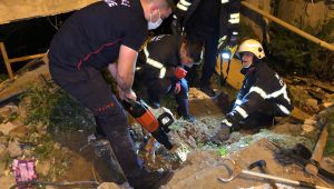 Toprak altındaki köpeği elleri ile kazarak kurtardılar