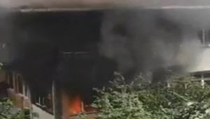 Yangında mahsur kalan çocuğu balkona tırmanıp kurtardılar