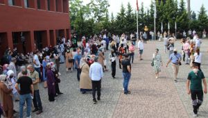 Yanlış okula gelen öğrencileri polis motosikletle yetiştirdi