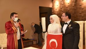 Yasin Özlü, çiftlerin nikahlarına katılıyor