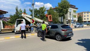 Ayağını gazdan çekmeyince önce araca, sonra direğe çarptı