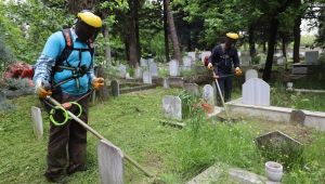 Başiskele'de mezarlıklar bayrama hazır