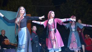 Başiskele sahili Kafkas dans gösterileriyle coştu