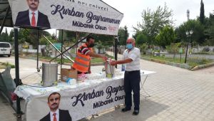 Bayrama hazır olan mezarlıklarda ziyaretçilere ikram