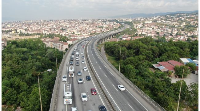 Bayramın ikinci günü yola çıkanlar TEM’i kilitledi