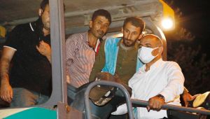 Belediye başkanı direksiyona geçerek asfalt döktü