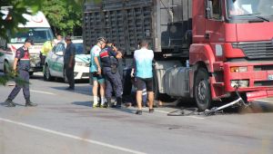 Bisikletiyle tırın altında kalan emekli polis son yolculuğuna uğurlandı