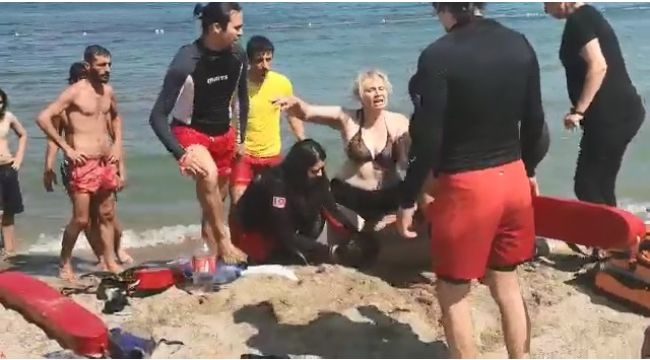 Boğulma tehlikesi geçiren genci plajdaki doktor kurtardı