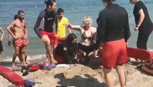 Boğulma tehlikesi geçiren genci plajdaki doktor kurtardı
