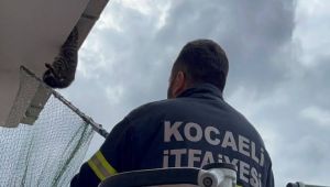Çatıya asılı kaldı, Büyükşehir ekipleri zamanla yarıştı
