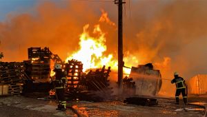 Çayırova’daki depoda tonlarca palet kül oldu