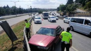 D-100'de otomobil bariyerlere çarptı