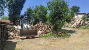 Derince'de ağır hasarlı binaların yıkımı sürüyor