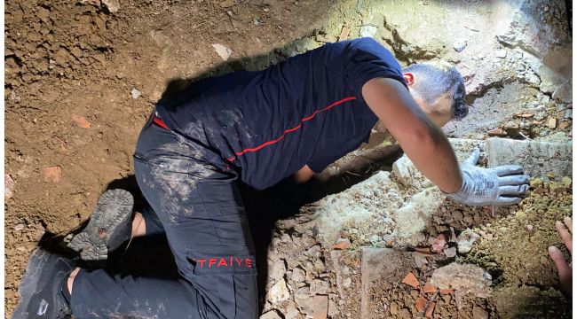 Enkaz altından insan çıkarır gibi kedi kurtarma operasyonu