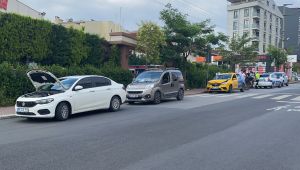 Gebze'de 3 araç birbirine girdi