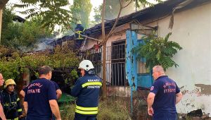 Gebze’de alevlere teslim olan ev kullanılamaz hale geldi