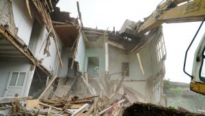 Gölcük'te hasarlı binalar yıkılıyor