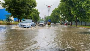 Göle dönen yolda araçlar zor anlar yaşadı