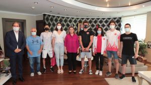 Hürriyet, şampiyon yüzücüleri ağırladı