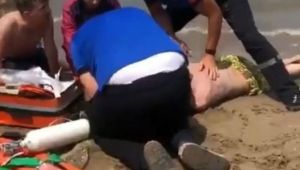 İki kardeş yüzmek için girdikleri denizde can verdi