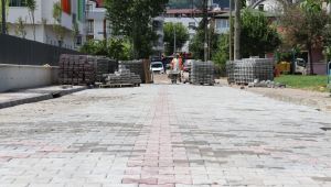 İzmit Belediyesi Yeşilova'da parkeleri yeniliyor