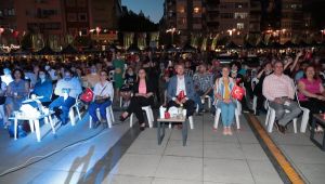 İzmit’in yerel sanatçısı 100.yıl performansıyla coşturdu