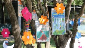 Kadınların el emeği ürünleri ağaçlarda sergilendi