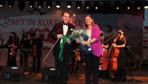 Keman virtüözü Cihat Aşkın, İzmit'te sahneye çıktı