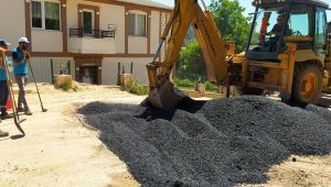 Kent genelindeki yollarda bakım ve onarımla sürüyor