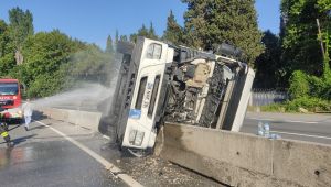 Kocaeli'de lastik yüklü tır devrildi
