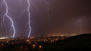 Kocaeli’de şimşekler geceyi aydınlattı