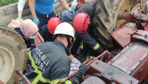 Kocaeli'de traktör devrildi sürücü altında sıkıştı