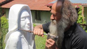 Köy evini sanat merkezine dönüştürdü