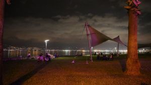 Mutlu şehrin sakinleri parklarda eğleniyor