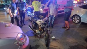 Otomobille çarpışan motosikletin sürücüsü yaralandı