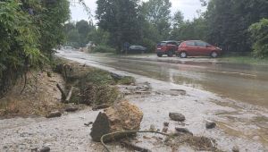 Taşan dere sebebiyle kapanan yol tekrar açıldı
