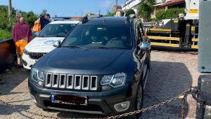 Hatalı park edilen araçlar çekiliyor