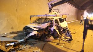 TEM’de kaza yapan otomobil telefon kulübesine girdi