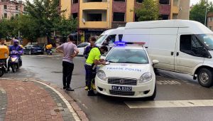 Ters yönden giden minibüs motosikletle çarpıştı