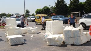 Tırın kasası açıldı, ürünler yola döküldü