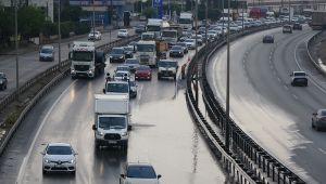 10 dakika süren kuvvetli sağanak yolları göle çevirdi