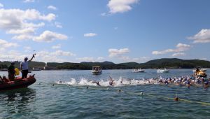 Açık su yüzme yarışının startını başkan Büyükakın verdi
